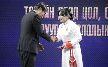 Монгол Улсын Ерөнхийлөгчийн зарлигаар Төрийн одон, медаль гардууллаа