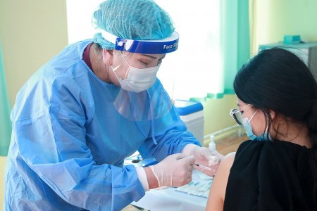 “АстраЗенека” вакцины бүрэн тунд хамрагдсан иргэдэд гурав дахь тун хийж эхэллээ