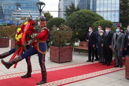 Төр, нийгмийн нэрт зүтгэлтэн Ю.Цэдэнбалын хөшөөнд цэцэг өргөж, хүндэтгэл үзүүллээ