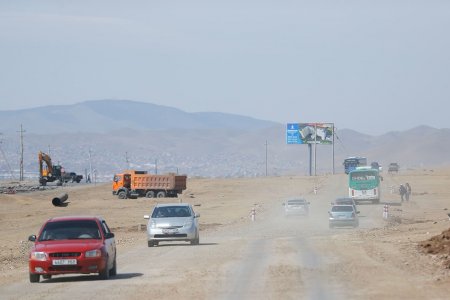 Налайхын замд хурд хэтрүүлснээс хайрга чулуу үсрэх эрсдэл өндөр байгааг анхаарууллаа