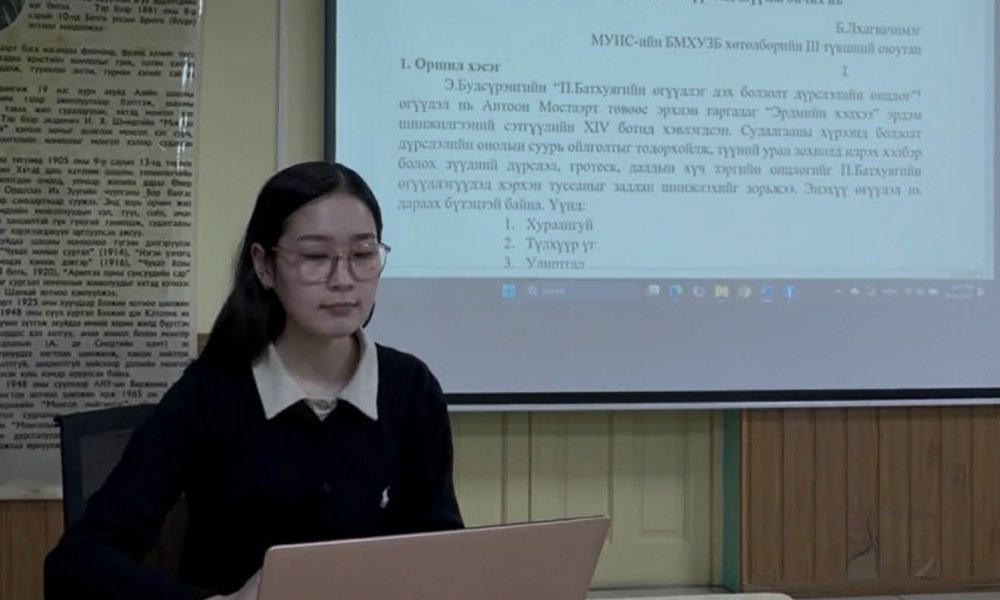 Оюутан судлаач Э. Будсүрэнгийн “П.Батхуягийн өгүүллэг дэх болзолт дүрслэлийн онцлог” хэмээх эрдэм шинжилгээний өгүүлэлд бичсэн Б. Лхагвачимэгийн шүүмж (12)