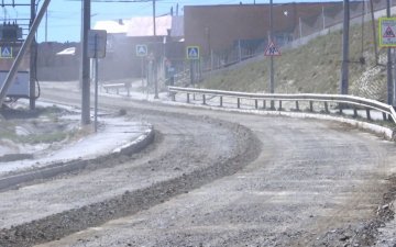 Баянхошууны Хөтөл орчмоос дээш 214 метр үргэлжлэх шороон замд засмал зам тавилгүй үлдээжээ