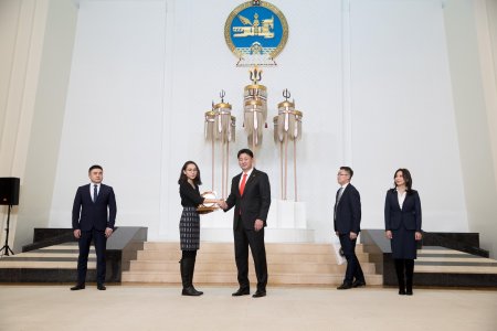 Сурлага, амжилтаар манлайлсан 28 оюутанд тэтгэлэг олгов