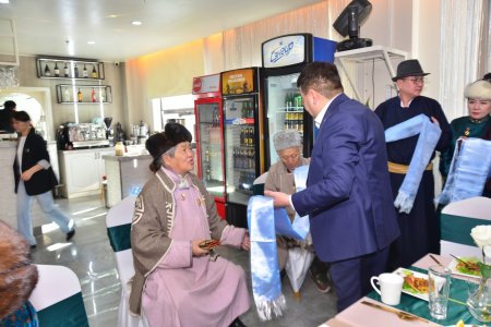 Улаанбаатар хотод амьдран суугаа Эрдэнэцогт нутгийнхны сар шинийн золголт боллоо