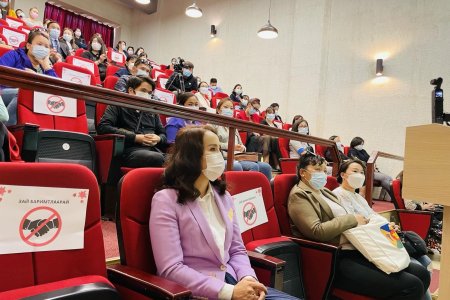 УИХ-ын гишүүн Ц.Мөнхцэцэг дүүргийнхээ ЕБС-иудад сургалтын цахим систем нэвтрүүлжээ
