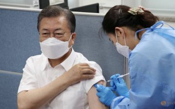 БНСУ-ын ерөнхийлөгч “Астразенека” компанийн вакцин тариулжээ