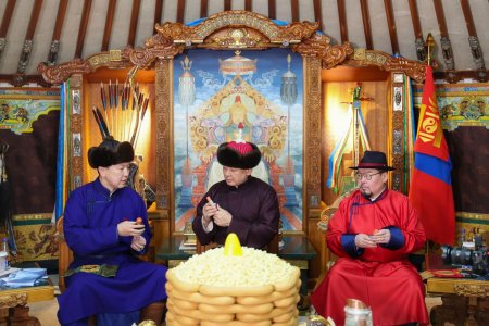Монгол Улсын Ерөнхийлөгч У.Хүрэлсүх Есөн хөлт цагаан туганд хүндэтгэл үзүүлж, Төрийн золголт хийв