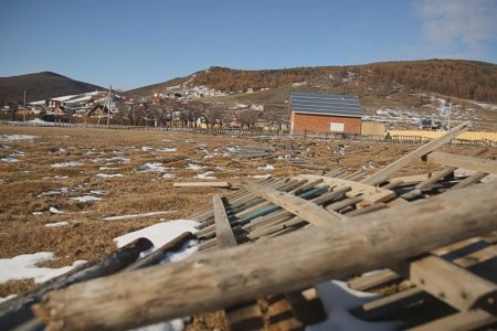 Зөвшөөрөлгүй хашаа барьсан иргэдийн газрыг чөлөөлж байна