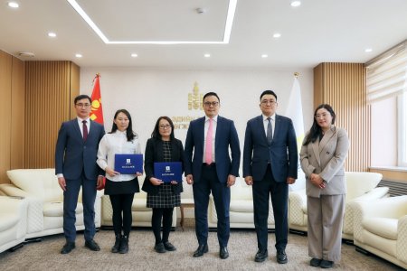 ТӨРИЙН НАРИЙН БИЧГИЙН ДАРГА И.БАТХҮҮ “ТУРШЛАГА СОЛИЛЦОХ ХӨТӨЛБӨР”-ИЙН ОРОЛЦОГЧДЫГ ХҮЛЭЭН АВЧ, БАТЛАМЖ ГАРДУУЛЛАА