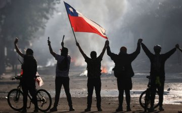 Чили улсад Үндсэн хуульд өөрчлөлт оруулахыг шаардсан жагсаал цуглаан үргэлжилж байна