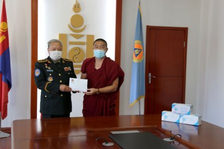 Энэтхэгээс ирсэн ламхай нар хандив өргөлөө