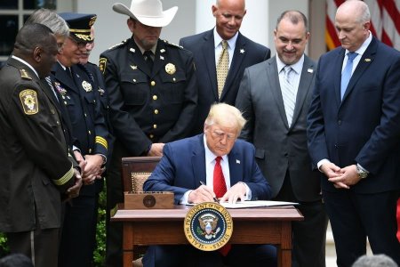 АНУ-ын ерөнхийлөгч Доналд Трамп цагдаагийн байгууллагын шинэчлэлийн тухай зарлигт гарын үсэг зуржээ