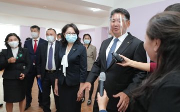 Ерөнхий сайд У.Хүрэлсүх хичээлийн жилийн бэлтгэл ажил, зохион байгуулалттай танилцлаа