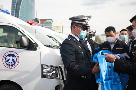 Цагдаа, эрүүл мэндийнхэнд туулах чадвар сайтай автомашин гардуулан өглөө