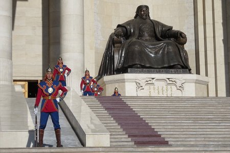 Бүх нийтийн амралтын өдөр шөнийн ээлжид ажилласан бол нэг өдрийн цалинг 1.2 дахин нэмэгдүүлж олгоно