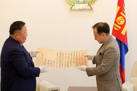 ЭЗЭНТ ГҮРНИЙ ХААН, ИЛ ХААД БОЛОН РОМЫН ПАП НАРЫН ХАРИЛЦАН СОЛИЛЦСОН ЗАХИДЛУУДЫН АЛБАН ЁСНЫ ХУУЛБАРЫГ ХҮЛЭЭН АВАВ