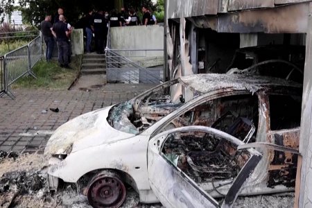 Жагсагчид Парис хотын захирагчийн гэр рүү халдаж, гэр бүлийнхнийг нь хөнөөхийг завджээ