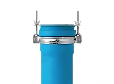 Socket securing clip