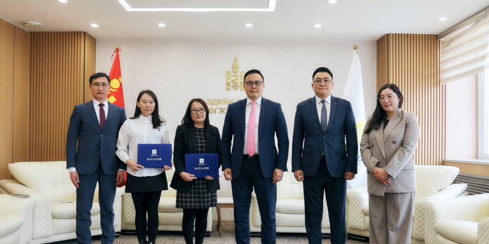 ТӨРИЙН НАРИЙН БИЧГИЙН ДАРГА И.БАТХҮҮ “ТУРШЛАГА СОЛИЛЦОХ ХӨТӨЛБӨР”-ИЙН ОРОЛЦОГЧДЫГ ХҮЛЭЭН АВЧ, БАТЛАМЖ ГАРДУУЛЛАА