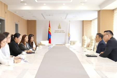 ЭДИЙН ЗАСАГ, ХӨГЖЛИЙН ЯАМНЫ ТӨРИЙН НАРИЙН БИЧГИЙН ДАРГА И.БАТХҮҮ ЦИНХУА ИХ СУРГУУЛИЙН МОНГОЛ ОЮУТНУУДЫН ТӨЛӨӨЛЛИЙГ ХҮЛЭЭН АВЧ УУЛЗАВ