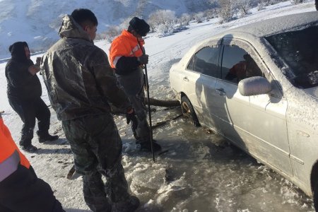 Туул голын мөсөнд цөмөрсөн хоёр автомашиныг татан гаргажээ