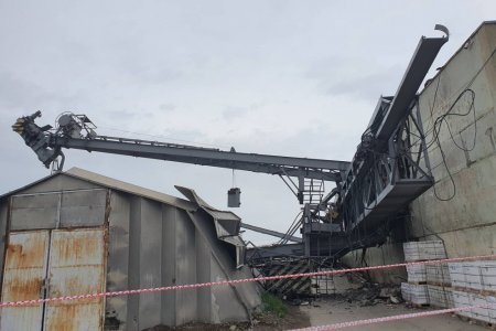 Хүчтэй салхины улмаас 32 тонны даацтай кран унажээ
