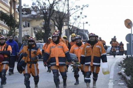 Барилгын нурангиас үнэт эдлэл,бэлэн мөнгийг гаргаж, хүлээлгэн өглөө