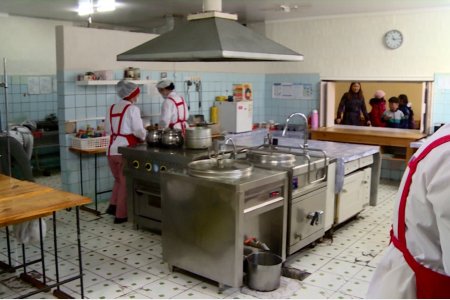 Дунд сургуулиудын цайны газрыг ихэвчлэн хувь иргэд түрээслэн ажиллуулдаг