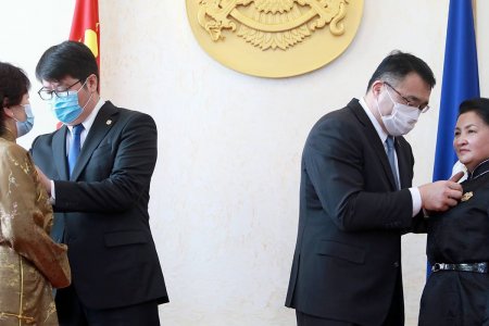 Төрийн дээд одон, медаль гардууллаа