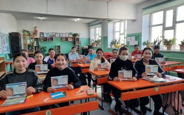 Баянхонгор аймгийн сурагчид Төрийн далбаа, Төрийн дуулал бүхий дэвтрийн хавтсаар ижилсжээ