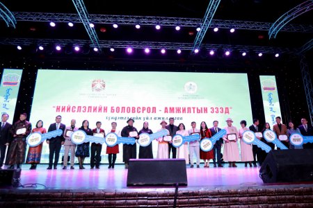 Гэр бүлээрээ боловсролын салбарт ажиллаж буй есөн өрхөд түрээслээд өмчлөх орон сууц олголоо