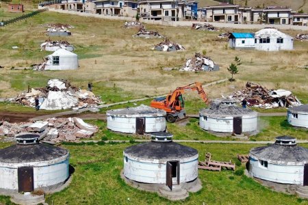 Богдхан уулын Дугуй цагаан орчмын 49 шавар гэрийг буулгаж эхэллээ