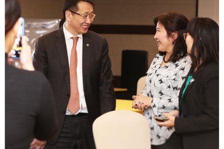 БҮХ НИЙТИЙН АНГЛИ ХЭЛНИЙ СУРАЛЦАХУЙГ ДЭМЖИХ ҮНДЭСНИЙ ХӨТӨЛБӨРТ 3200 БАГШ, 1300 СУРАГЧ ХАМРАГДАВ