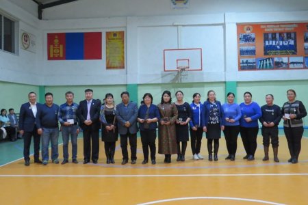 “Багш шавийн эрдмийн уулзалт - 2019” уулзалт зөвлөгөөний үеэр Эрүүл мэндийн салбарын эмч, эмнэлгийн ажилчдад шагнал гардуулах үйл ажиллагаа боллоо.