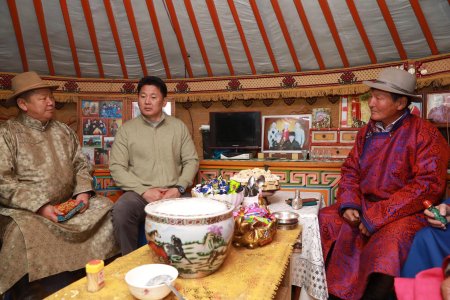 Ерөнхий сайд Баянхонгор аймгийн Өлзийт сумын малчин Д.Бямбадоржийнд зочиллоо