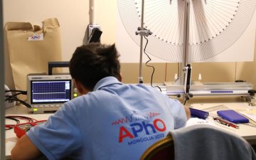 Азийн физикийн олимпиад үргэлжилж байна. Өнөөдөр сурагчид хоёр дахь шатны шалгаруулалтад хамрагдлаа.