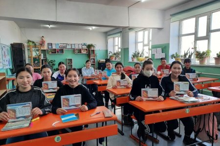 Баянхонгор аймгийн сурагчид Төрийн далбаа, Төрийн дуулал бүхий дэвтрийн хавтсаар ижилсжээ