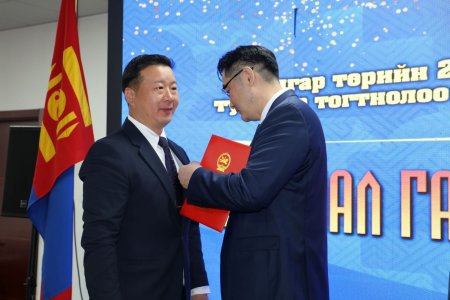 Civil servants who demonstrated outstanding performance were recognized and rewarded