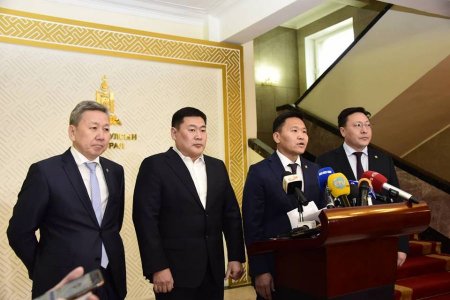 Ж:Батзандан: Сүхбаатарын талбайд 200 гэр барьж, улс төрийн суулт, өлсгөлөн зарлана 