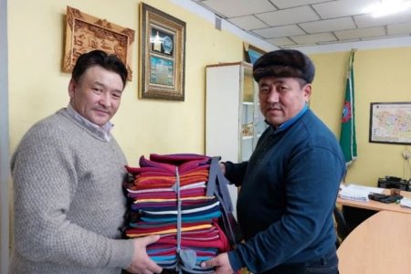 The member herders of Mongolian National Federation of Pasture User Groups (MNFPUG) received a donation from Terre De Cashmere