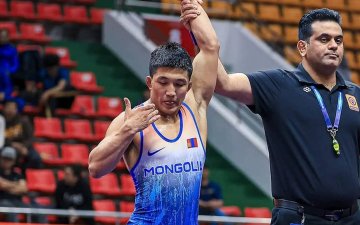 Б.Мөнх-Эрдэнэ Иван Ярыгины нэрэмжит тэмцээний шилдэг бөхийн шагнал хүртлээ