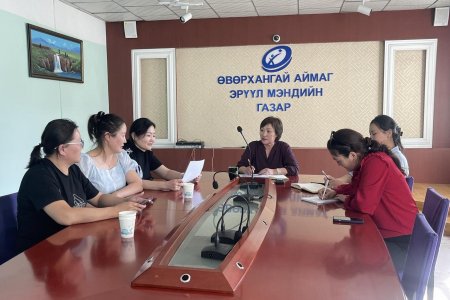 Анхан шатны эрүүл мэндийн байгууллагад шүдний тусламж үйлчилгээг үзүүлэх талаар эрүүл мэндийн даатгалын сангаас хийж буй зохицуулалтын чиглэлийг Арвайхээр суманд үйл ажиллагаа явуулж буй шүдний эмнэлгүүдийн эмч мэргэжилтнүүдэд мэдээлэл өгч, санал солилцож
