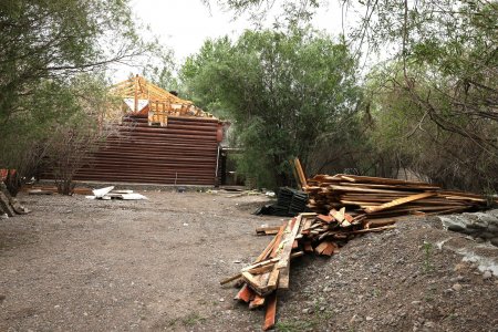 Үерийн эрсдэлтэй бүсэд голын голдирол өөрчлөн барьсан барилга, байгууламжийг буулган, даланг хүчитгэж байна