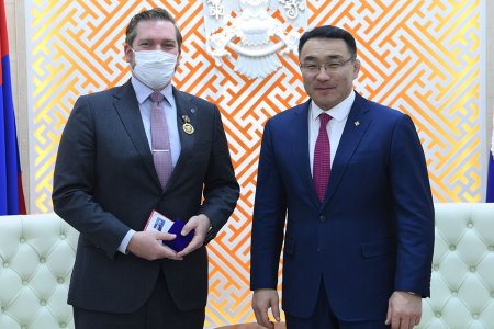 Улаанбаатар хотын Хүндэт тэмдгээр Азийн сангийн суурин төлөөлөгчийг шагнав