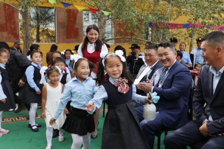 Ерөнхийлөгч Сэргэлэн сумын дунд сургуулийн хичээлийн шинэ жилийн нээлтэд оролцлоо