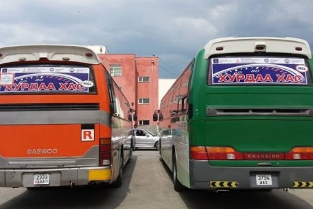 Хөвсгөлийн замд явсан автобус осолдож, хоёр хүн гэмтжээ