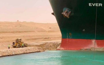 Суэцийн сувагт гацсан хөлөг онгоцыг гаргах ажиллагаа бүтэлгүйтжээ