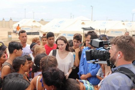 Жүжигчин Анжелина Жоли Колумбид ажиллав