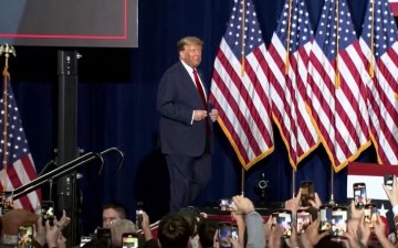 Тус улсын ерөнхийлөгч асан Дональд Трамп Айова мужийн Бүгд Найрамдах намын гишүүдийг хамруулсан санал хураалтад ялалт байгуулжээ