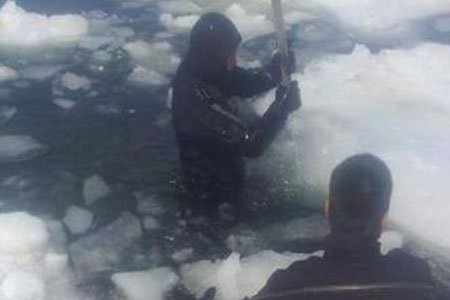 Хөвсгөл нуурын мөсөн дээгүүр зорчиж явсан автомашин нуурын усанд осолджээ